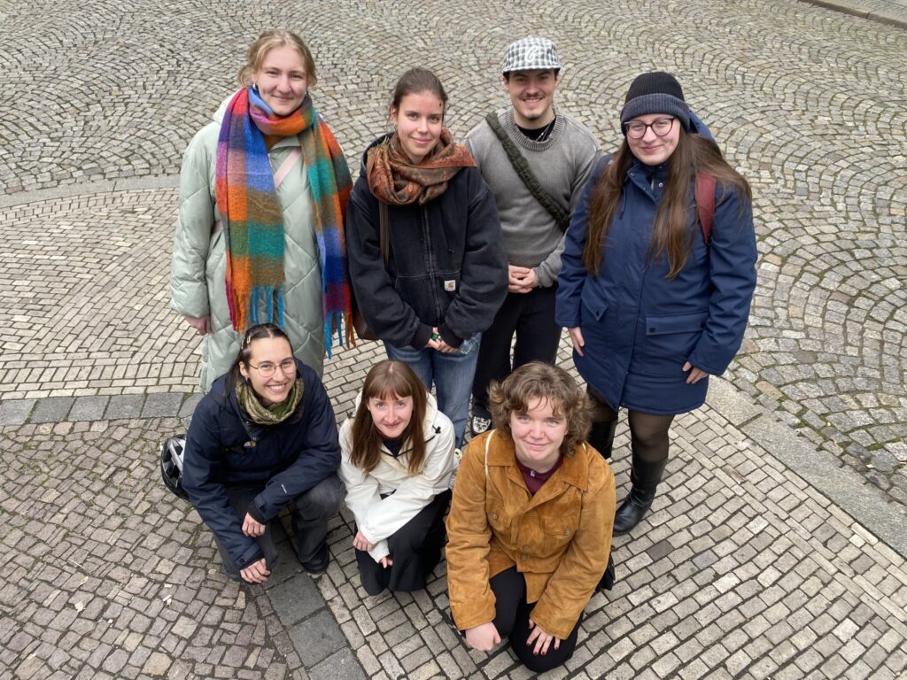 Personen posieren für ein Gruppenfoto