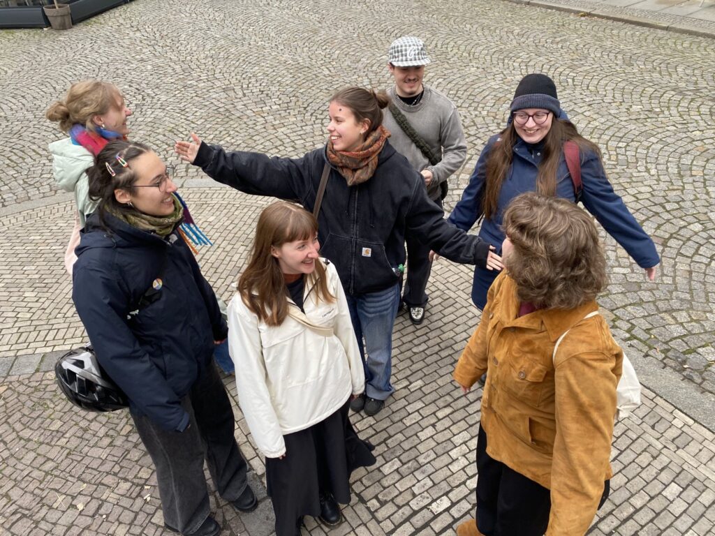 Personen posieren für ein Gruppenfoto