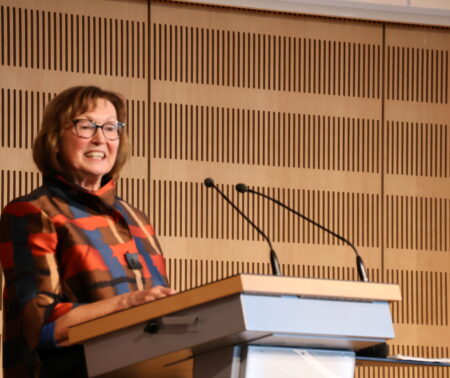 Eine Person steht an einem Sprecherpult