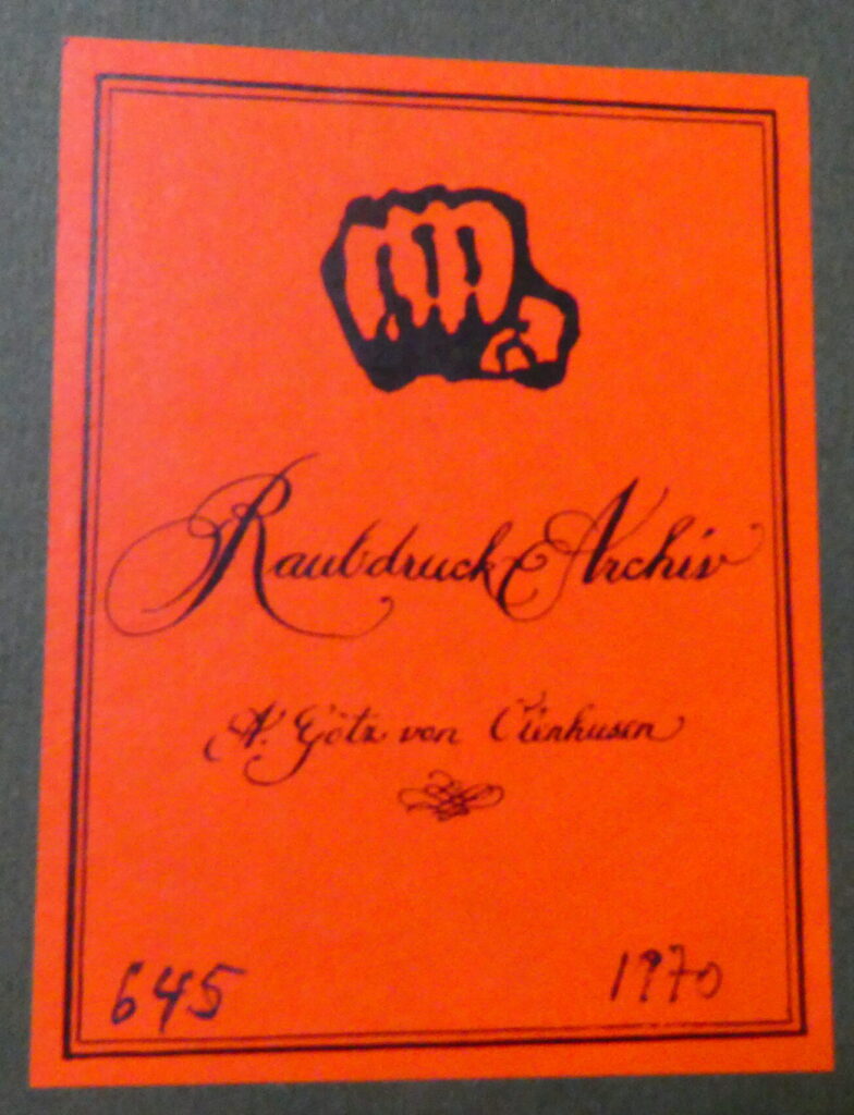 Schwarze Schrift auf rotem Hintergrund