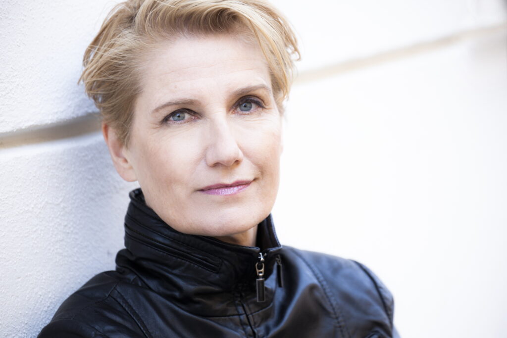 Farbportrait der Autorin Heidi Rehn