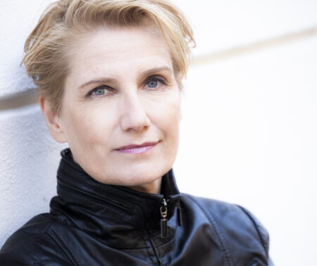 Farbportrait der Autorin Heidi Rehn