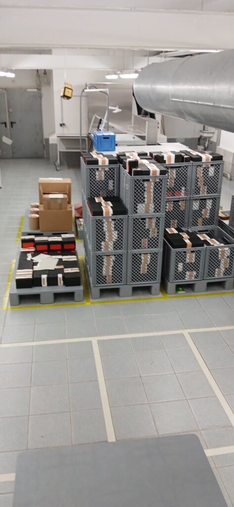 Silberfiches sind die Master, die Grundlage für die Erstellung der Diazokopien, die bisher im Bestand sind und für die Nutzung bereitgestellt werden. Zum anderen sind die Masterfiches bei Digitalisierungswünschen nach einzelnen Editionen die ideale Digitalisierungsvorlage. Diese Mikroformen bestehen aus Polyesterfolie in Form von Rollfilm oder als Mikrofiche im Postkartenformat. Mit bestimmten Verkleinerungsfaktoren z. B. 1:20 wird ein Monochromfilm des Originals per lichtempfindlicher Silberhalogenid-Emulsion auf der Folie aufgebracht. Es entsteht ein hochwertiger Silberfilm (Masterfilm), von dem weitere Kopien (Diazofilm) angefertigt werden können. Per Lupe können diese gelesen, per Lesegerät vergrößert, gescannt und digitalisiert werden. Die lange Haltbarkeit des Materials wird für die Archivierung in Behörden, Firmen, Archiven, zum Beispiel auch im Barbarastollen genutzt. Mit Reader-Printern können die Mikroformen jederzeit neu ausgedruckt werden.