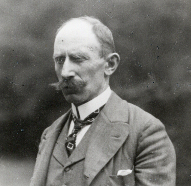 Schwarz-Weiß-Porträtaufnahme, die den Politiker Wilhelm Ellenbogen zeigt.