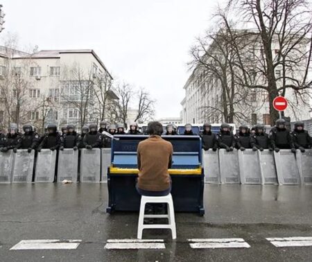 Pianist vor Polizeiwand während ukrainischen Maidanprotesten