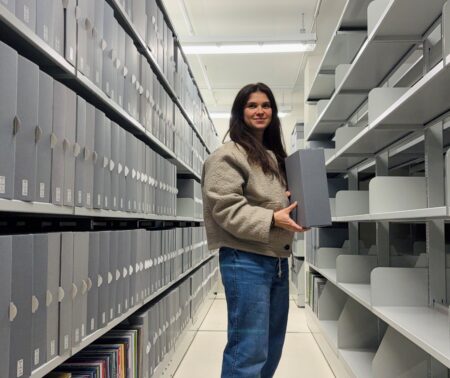 Mila Deffke bei der Arbeit im Magazin, Foto: DNB M. Deffke