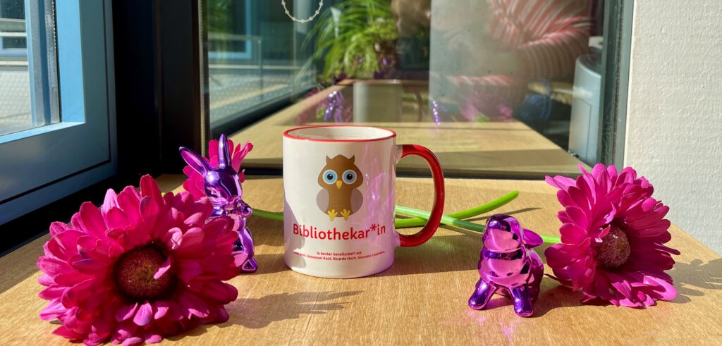 Kaffeetasse mit Keramikosterhasen und pinkfarbenen Blumen Foto: DNB, Christina Filbert