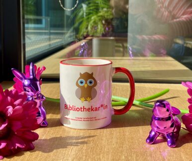 Kaffeetasse mit Keramikosterhasen und pinkfarbenen Blumen Foto: DNB, Christina Filbert