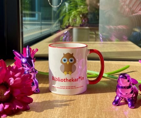 Kaffeetasse mit Keramikosterhasen und pinkfarbenen Blumen Foto: DNB, Christina Filbert