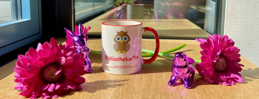 Kaffeetasse mit Keramikosterhasen und pinkfarbenen Blumen Foto: DNB, Christina Filbert