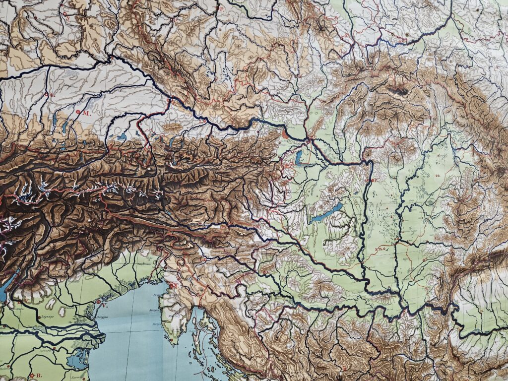 Schulwandkarte mit dem Verlauf der Donau