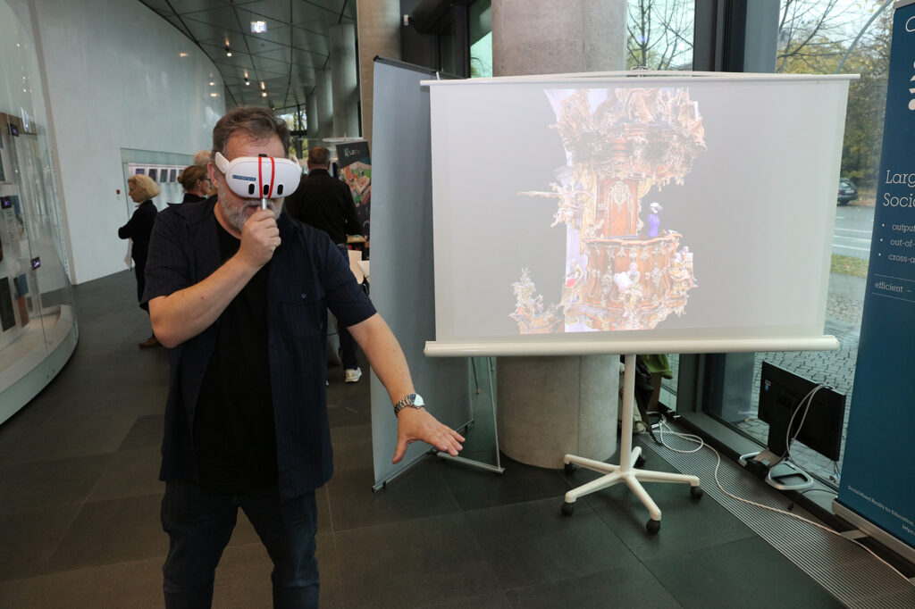 Ein Mann mit einer VR Brille in einem modernen Ausstellungsraum