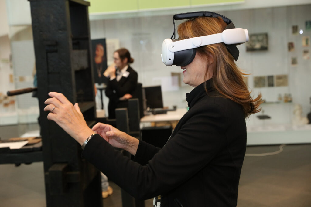 Eine Frau probiert eine VR-Brille aus.
