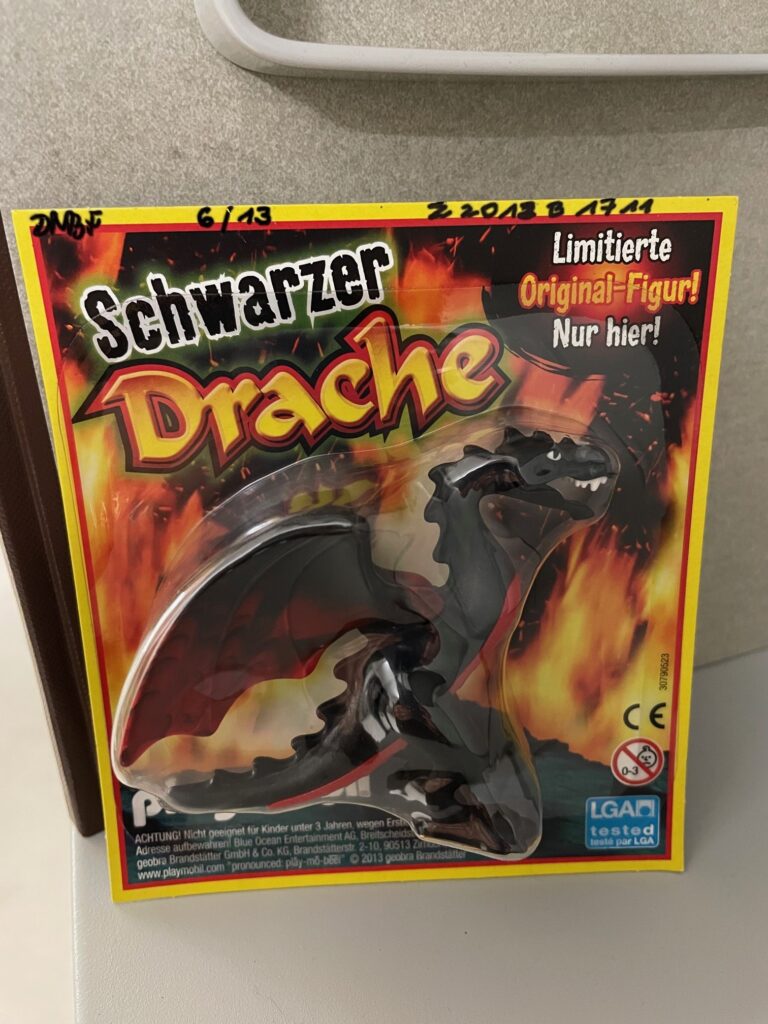 Schwarze Drachenfigur, eingeschweisst in der Verpackung