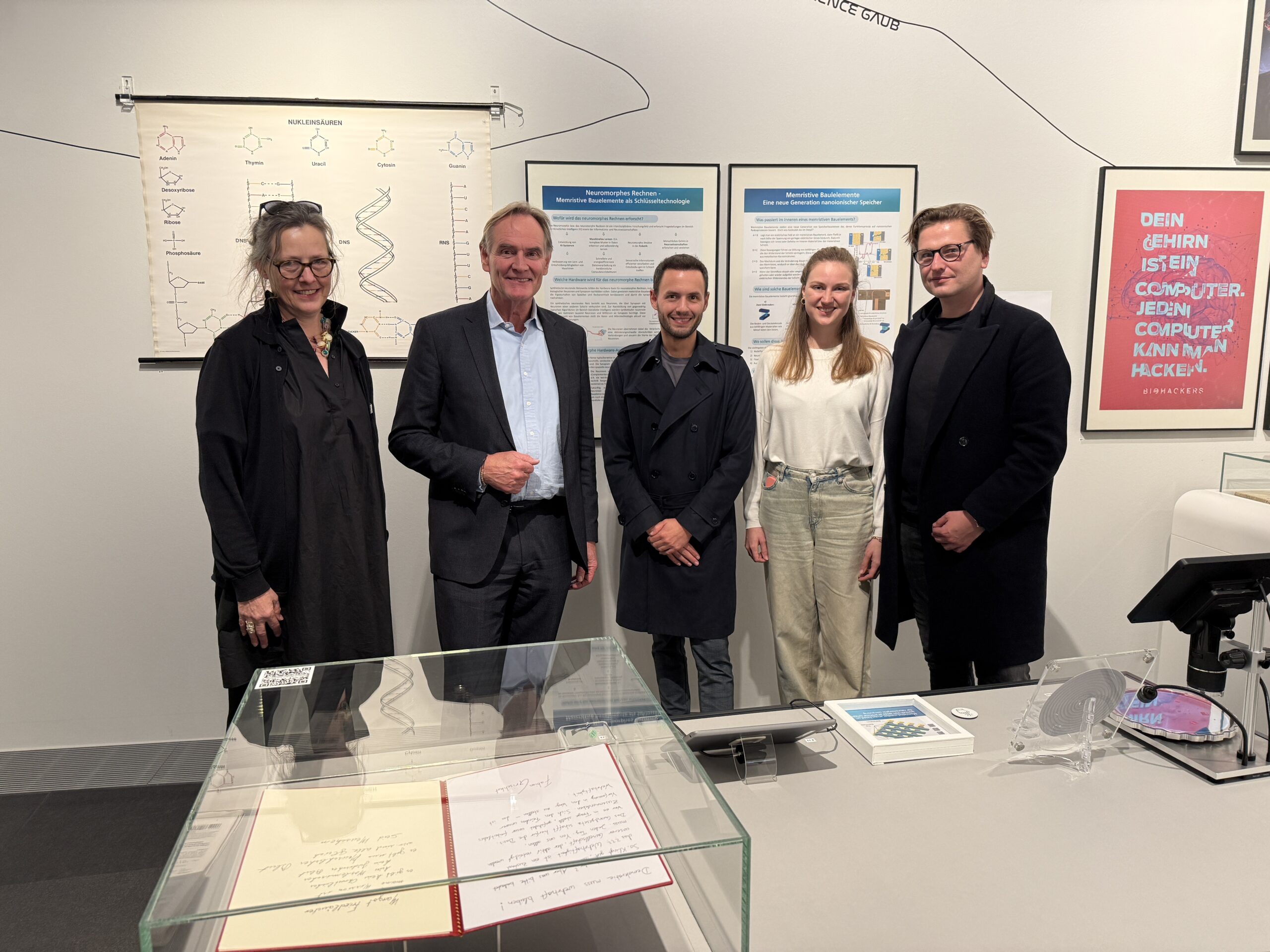 Der Leipziger Oberbürgermeister und vier weitere Personen in einem Ausstellungsraum.