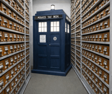 Tardis steht im Magazin der DNB zwischen Regalen mit Katalogkästen