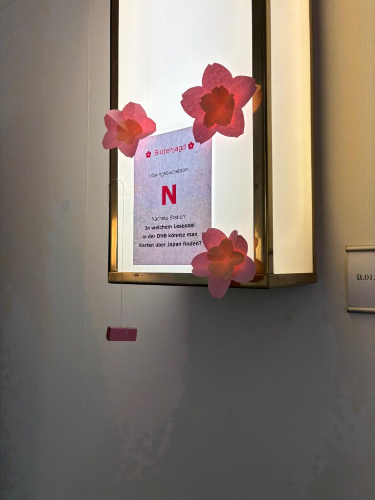 Dekoration in Kirschblütenform auf einer Lampe