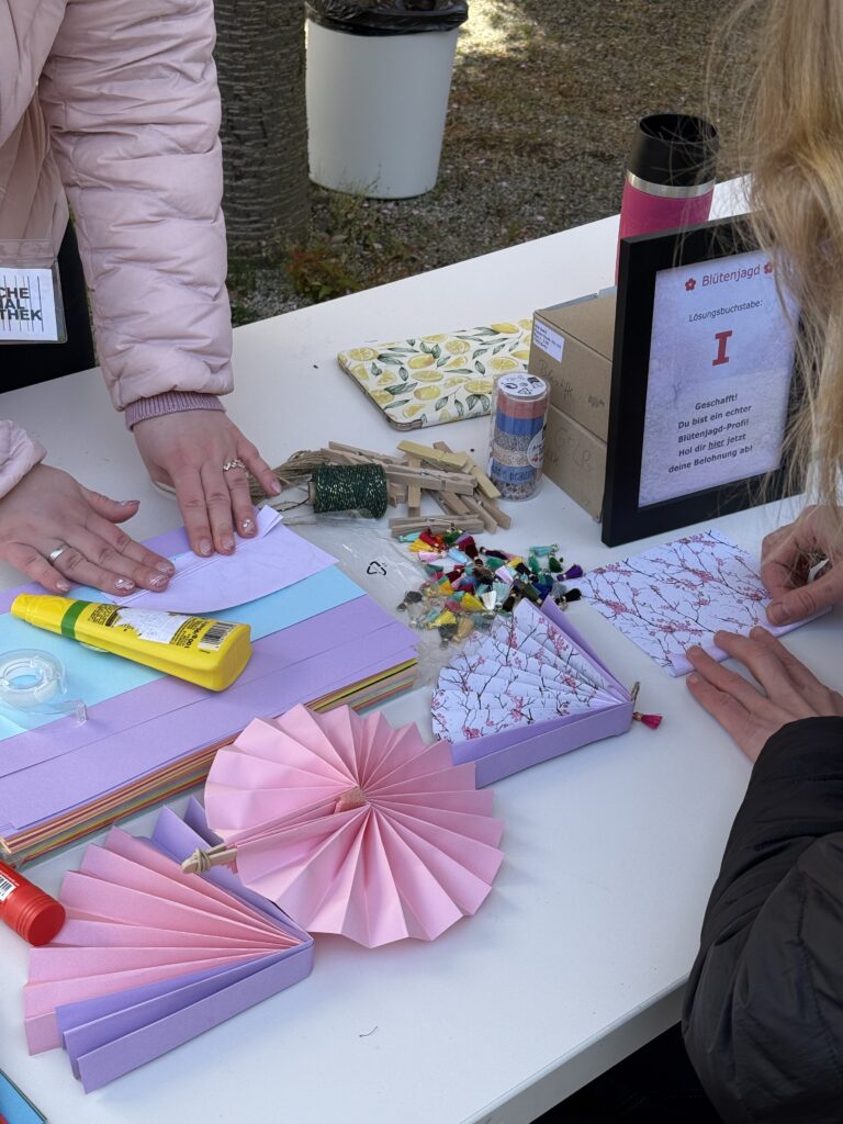 Bastelmaterial um Fächer aus Papier zu falten