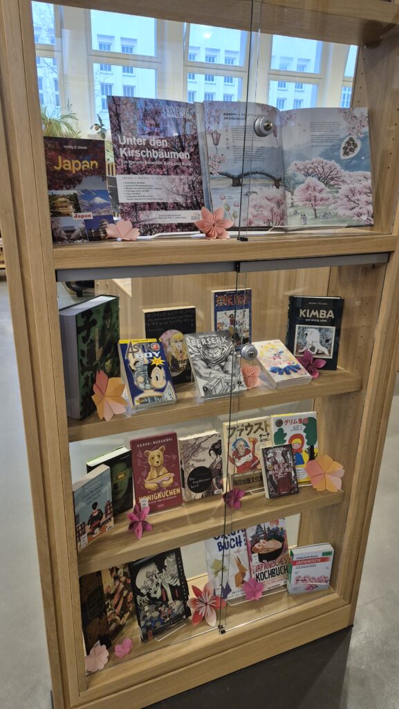 Präsentationen verschiedener japanischer Bücher in einer Vitrine