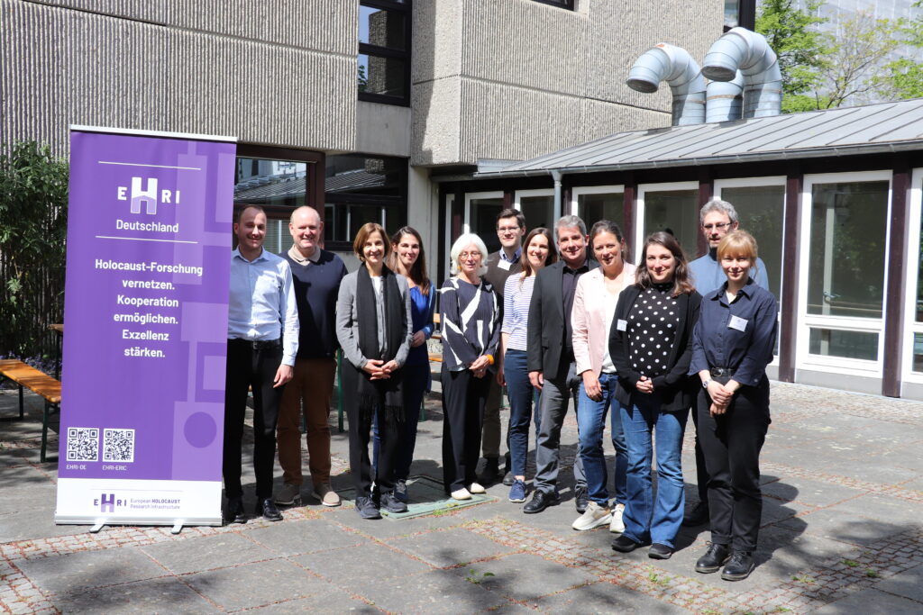 Gruppenbild der Mitglieder des EHRI-DE-Konsortiums beim Auftakttreffen in München