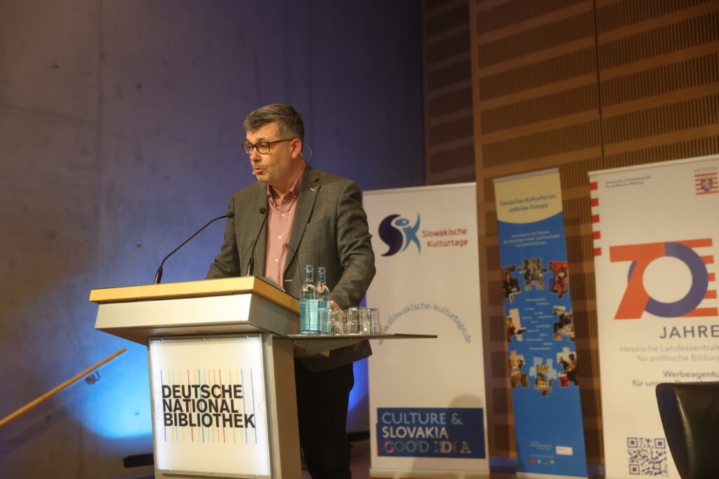 Maroš Borský an einem Rednerpult der DNB.