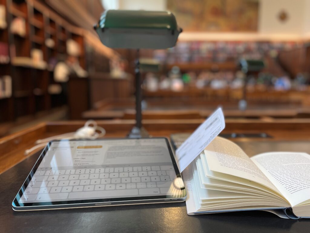 Arbeitsplatz von Gerda Raidt mit Buch und iPad