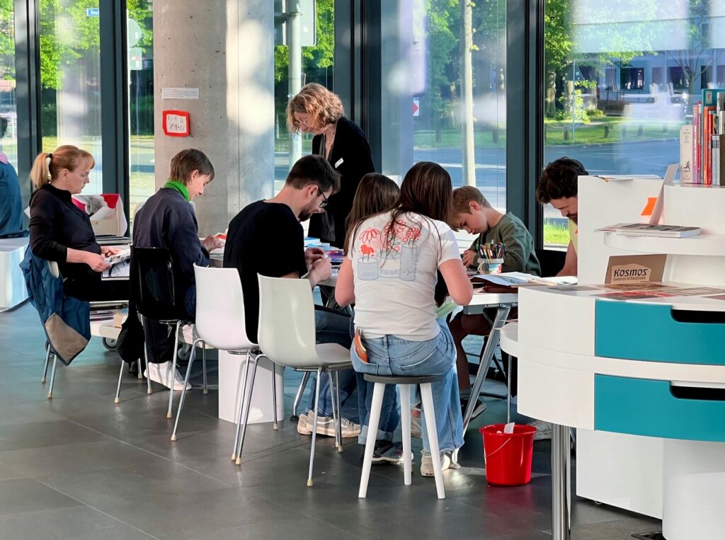 Menschen sitzen an einem Tisch