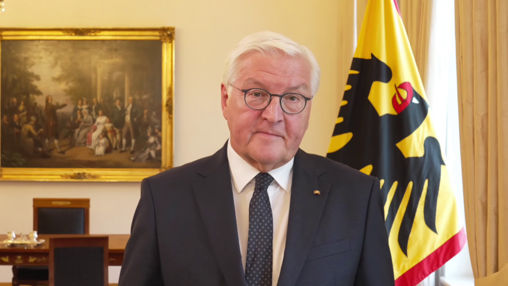 Zeigt Frank Walter Steinmeier zur Eröffnung des Jazzfestivals, in Anzug. 
