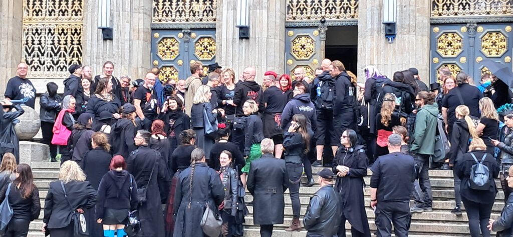 Viele schwarz gekleidete Menschen, auf den Eingangs Treppen der Deutschen Nationalbibliothek.