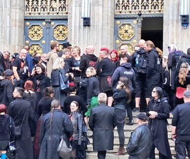 Viele schwarz gekleidete Menschen, auf den Eingangs Treppen der Deutschen Nationalbibliothek.