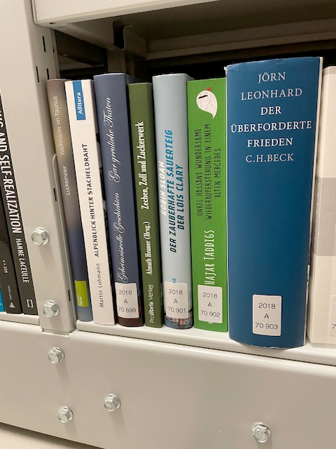 Bücher in einem Regal im Magazin der DNB Frankfurt