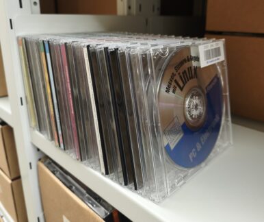 CDs stehen in einem Regal