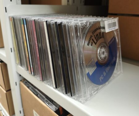 CDs stehen in einem Regal