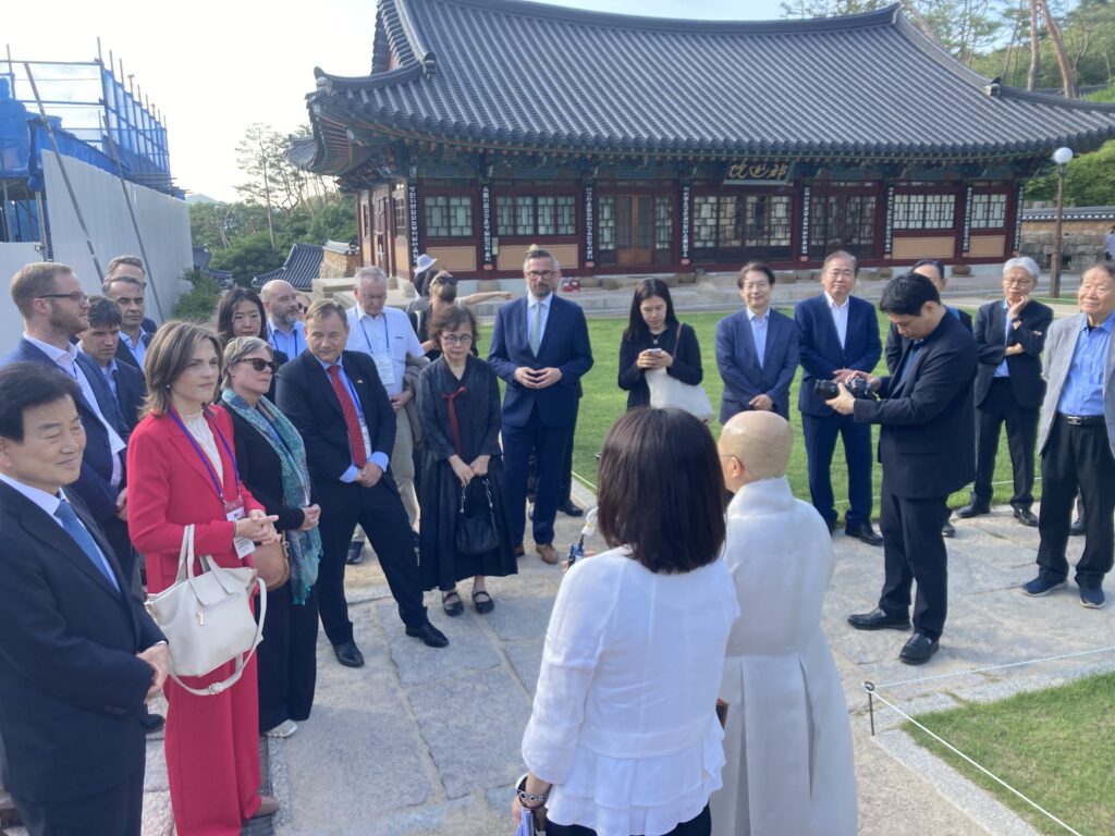 Eine Gruppe Menschen bei einer Führung durch historische Tempelanlagen in Südkorea.