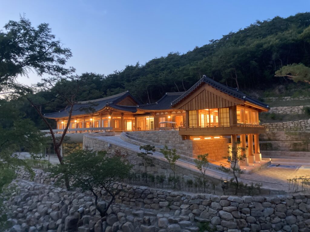 Beleuchteter Tempel in Südkorea bei Nacht.