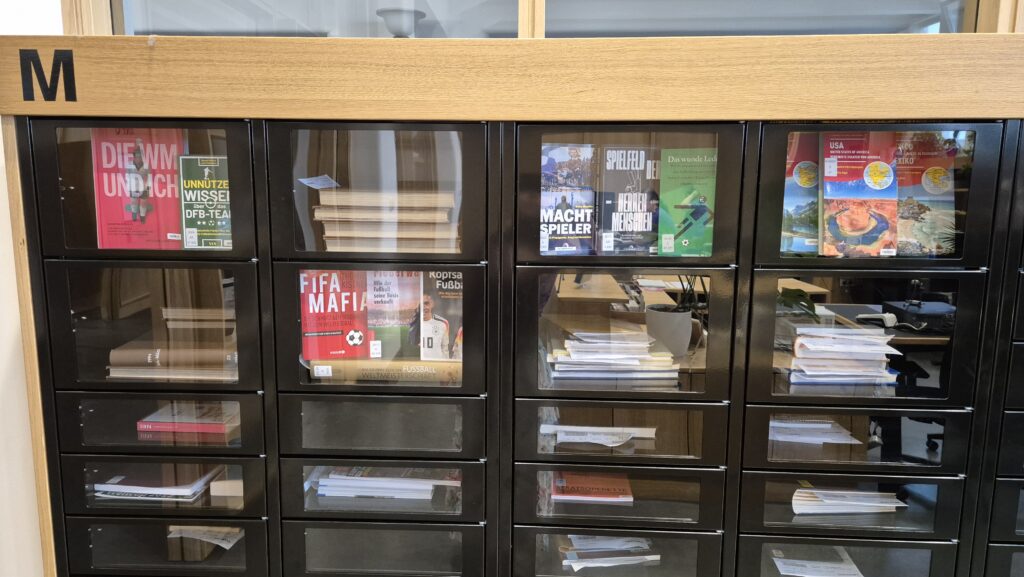 Nahansicht mehrer Medienboxen mit mehren Büchern über Fußball.
