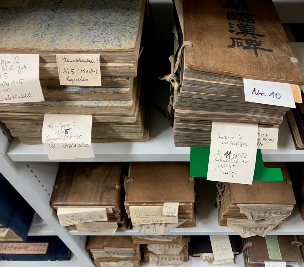 Ostasiatische Bücher im Magazin des DBSM mit ihren Altsignaturen und Hinweiszetteln