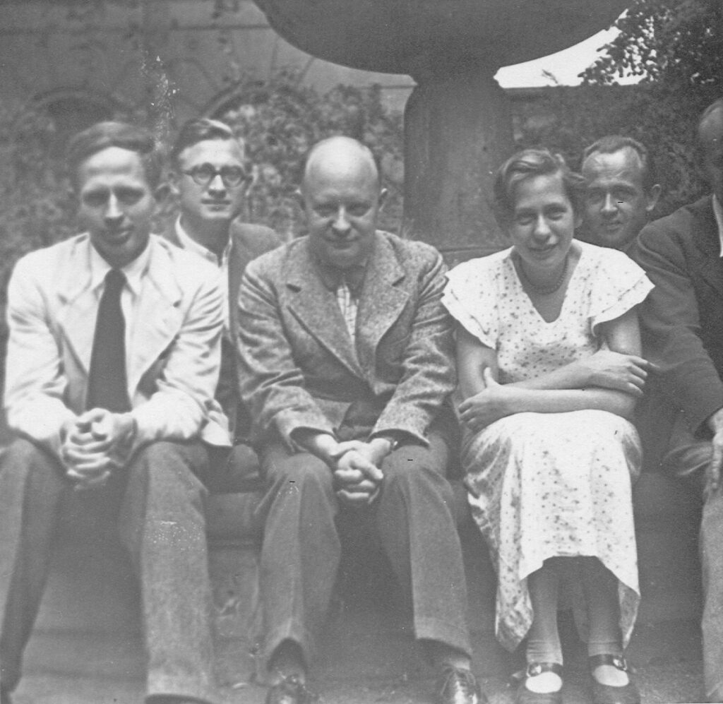 Komponist Paul Hindemith (1895–1963) mit Studenten, 1937. Rechts neben ihm Felicitas Kestner (später Kukuck)
