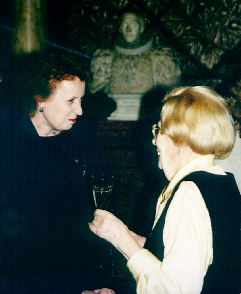 Felicitas Kukuck bei der Verleihung der Johannes Brahms-Medaille mit der Hamburger Kultursenatorin Christina Weiss, 1995