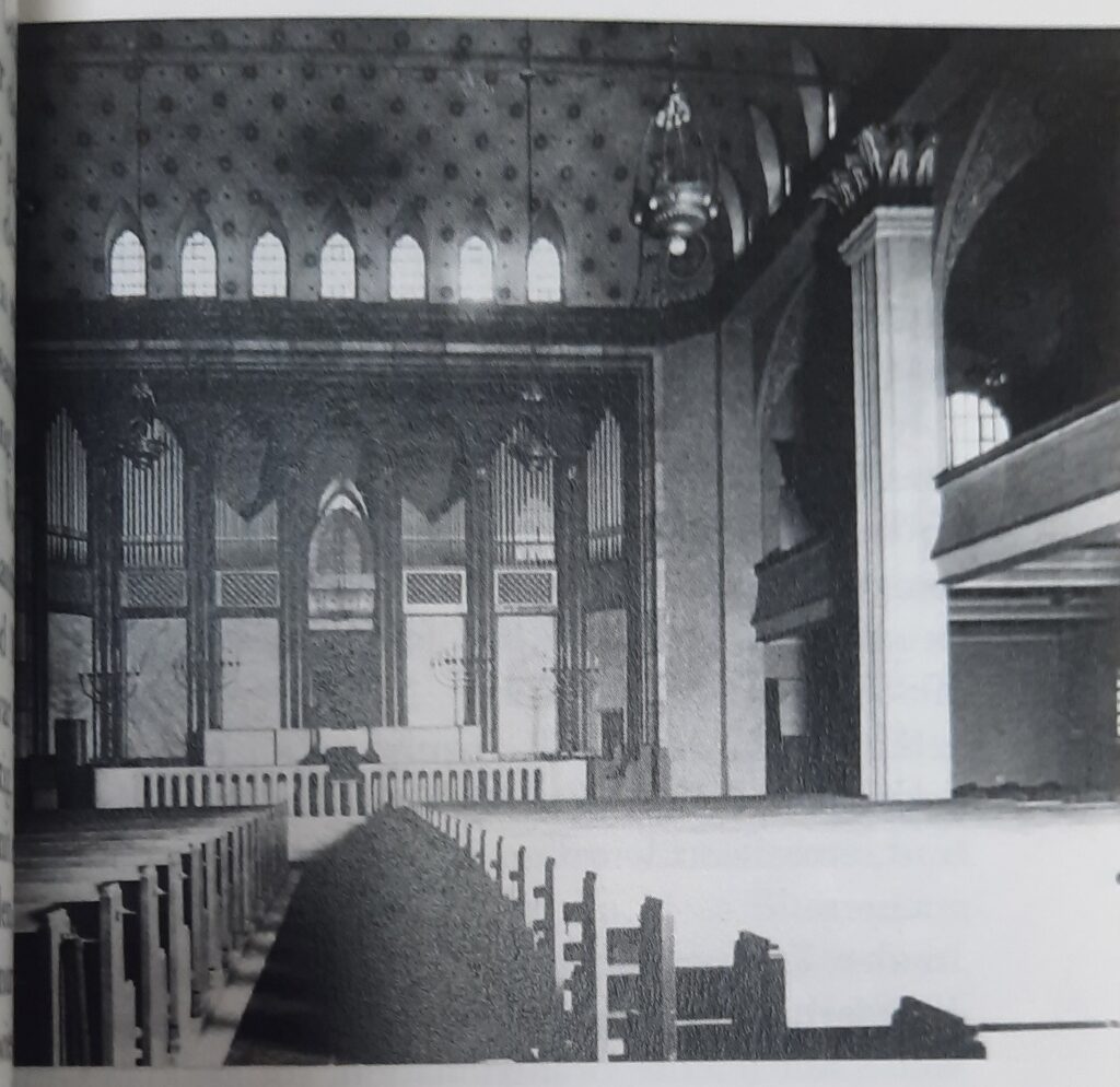 Schwarz-Weiß-Fotografie. Innenansicht der Synagoge Friedenstempel in der Berliner Markgraf-Albrecht-Straße 11-12, Blick auf die Bima.