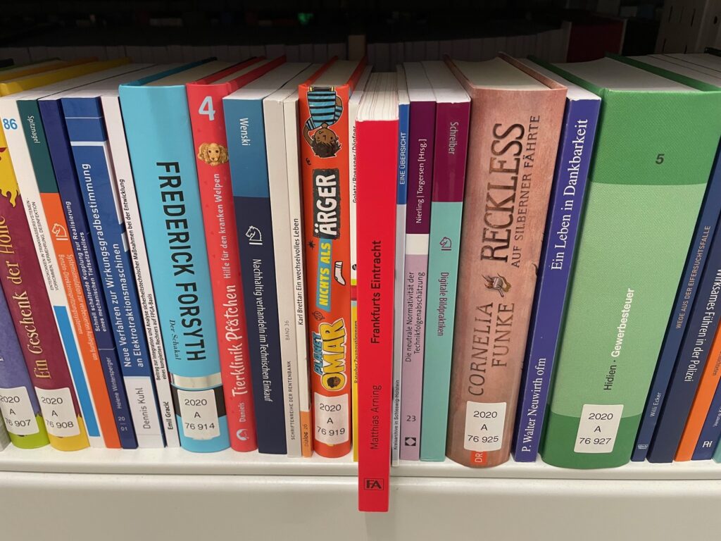 Ein Bücherregal im Magazin der DNB