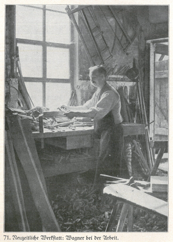 Schwarzweiß-Foto eines Wagners in der Werkstatt