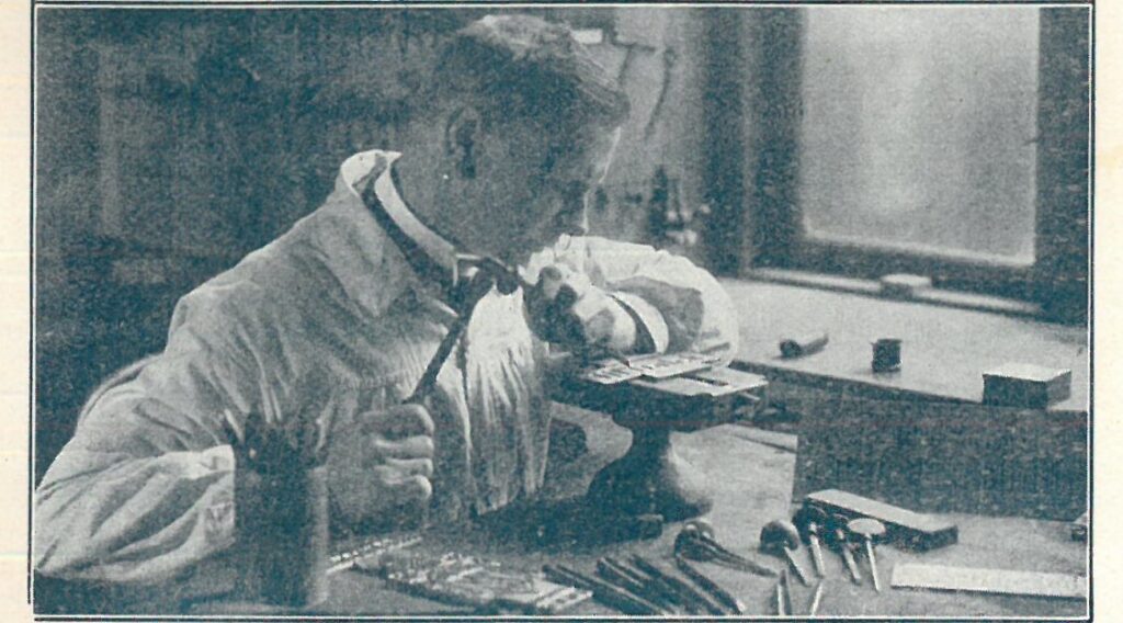 Schwarzweiß-Bild eines Mannes im Arbeitskittel beim Ziselieren