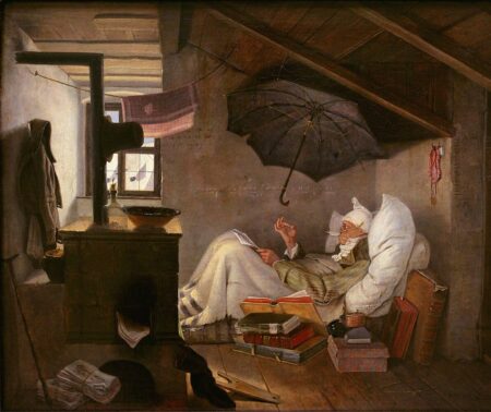 Gemälde "Der Arme Poet" von Carl Spitzweg, 1839. Das Bild zeigt einen Mann in einfachen Kleidern, auf dem Boden einer Dachkammer zugedeckt und an eine Wand gelehnt zu schreiben versucht. Neben ihm steht ein Bücherstapel. Der Raum ist spärlich eingerichtet: In der Ecke steht ein kleiner Ofen. Es liegen Zeitungen im Raum und an der Wand hängt ein Mantel. Im Hintergrund ist ein Fenster zu sehen, durch das man ein anderes Hausdach und den blauen Himmel sehen kann. Der Mann selbst sieht müde und ausgezehrt aus. Sein Blick ist konzentriert nach unten auf sein Manuskript gerichtet. Das Gemälde ist in dunklen Farben gehalten.
