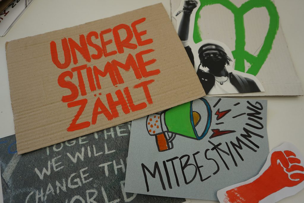 Mehrere Bunte Schilder, liegen auf einem Tisch.