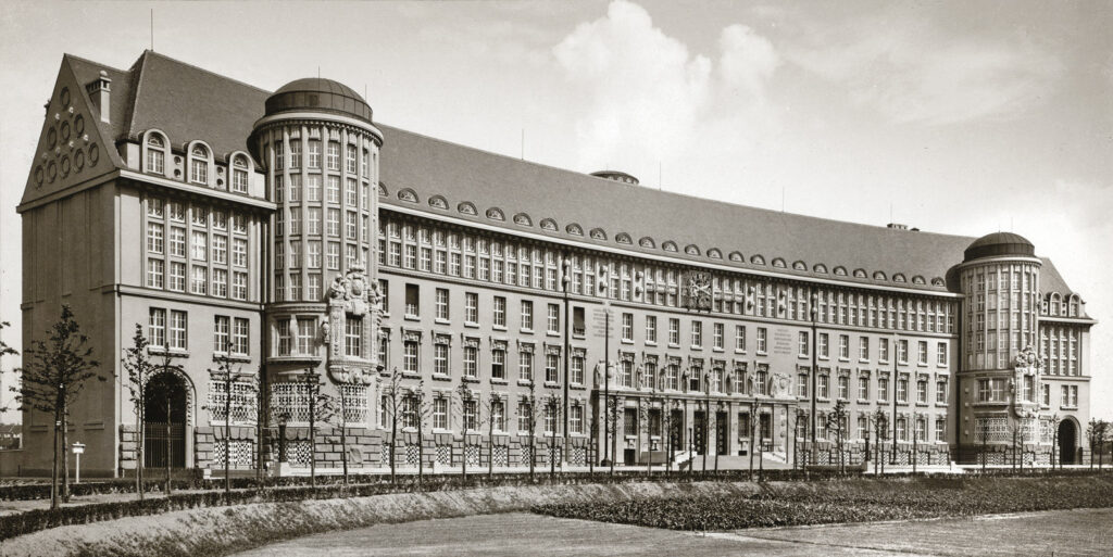 Gründungsbau Deutsche Bücherei Gründungsbau Deutsche Bücherei (heute: Deutsche Nationalbibliothek in Leipzig). Schwarz-Weiß-Fotografie des 140m langen Bibliotheksgebäudes am Deutschen Platz.