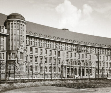 Gründungsbau Deutsche Bücherei Gründungsbau Deutsche Bücherei (heute: Deutsche Nationalbibliothek in Leipzig). Schwarz-Weiß-Fotografie des 120m langen Bibliotheksgebäudes am Deutschen Platz.