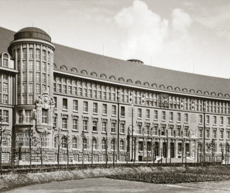 Gründungsbau Deutsche Bücherei Gründungsbau Deutsche Bücherei (heute: Deutsche Nationalbibliothek in Leipzig). Schwarz-Weiß-Fotografie des 120m langen Bibliotheksgebäudes am Deutschen Platz.