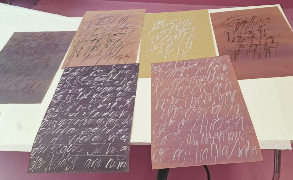 6 Einzelgrafiken liegen auf einem Tisch