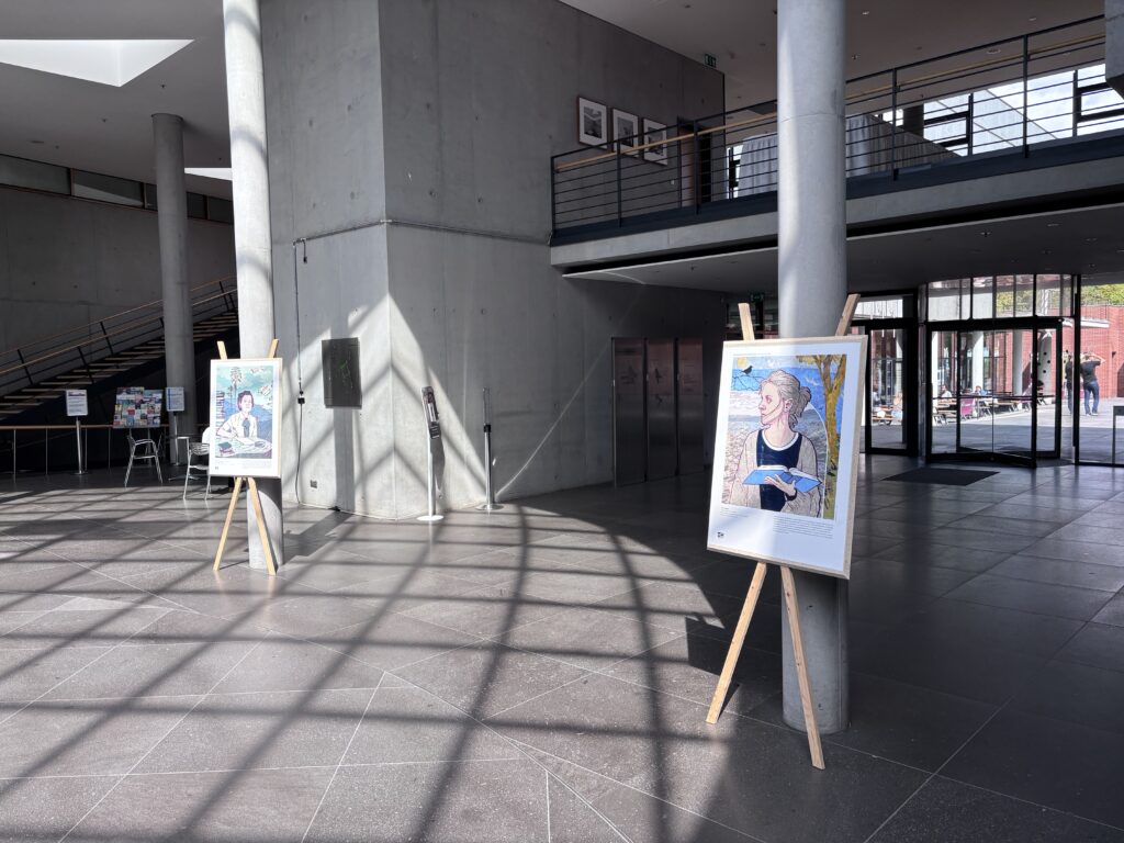 Ausgestellte Porträtillustrationen von Schriftstellerinnen in der Eingangshalle der Deutschen Nationalbibliothek.